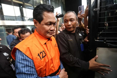 Bupati Muara Enim, Edison, berjalan meninggalkan gedung Merah Putih Komisi Pemberantasan Korupsi (KPK) usai menjalani pemeriksaan, Jakarta, Selasa (9/6/2026).