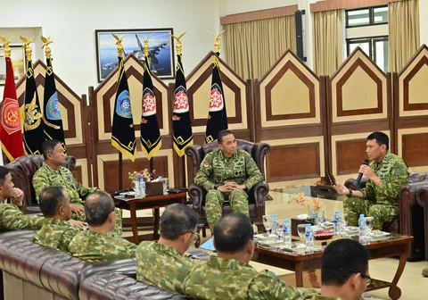 Panglima Komando Operasi Udara Nasional (Pangkoopsudnas) Marsdya TNI Minggit Tribowo menerima audiensi Panglima Komando Gabungan Wilayah Pertahanan III (Pangkogabwilhan III) Letjen TNI Lucky Avianto di Markas Koopsudnas, Jakarta, Selasa (9/6/2026).
