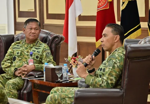 Panglima Komando Operasi Udara Nasional (Pangkoopsudnas) Marsdya TNI Minggit Tribowo menerima audiensi Panglima Komando Gabungan Wilayah Pertahanan III (Pangkogabwilhan III) Letjen TNI Lucky Avianto di Markas Koopsudnas, Jakarta, Selasa (9/6/2026).