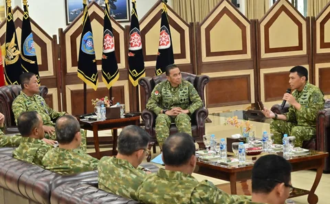 Panglima Komando Operasi Udara Nasional (Pangkoopsudnas) Marsdya TNI Minggit Tribowo menerima audiensi Panglima Komando Gabungan Wilayah Pertahanan III (Pangkogabwilhan III) Letjen TNI Lucky Avianto di Markas Koopsudnas, Jakarta, Selasa (9/6/2026).