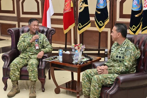 Panglima Komando Operasi Udara Nasional (Pangkoopsudnas) Marsdya TNI Minggit Tribowo menerima audiensi Panglima Komando Gabungan Wilayah Pertahanan III (Pangkogabwilhan III) Letjen TNI Lucky Avianto di Markas Koopsudnas, Jakarta, Selasa (9/6/2026).