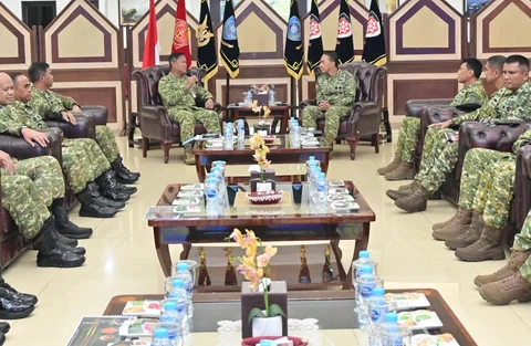 Panglima Komando Operasi Udara Nasional (Pangkoopsudnas) Marsdya TNI Minggit Tribowo menerima audiensi Panglima Komando Gabungan Wilayah Pertahanan III (Pangkogabwilhan III) Letjen TNI Lucky Avianto di Markas Koopsudnas, Jakarta, Selasa (9/6/2026).