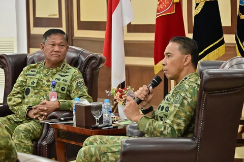 Panglima Komando Operasi Udara Nasional (Pangkoopsudnas) Marsdya TNI Minggit Tribowo menerima audiensi Panglima Komando Gabungan Wilayah Pertahanan III (Pangkogabwilhan III) Letjen TNI Lucky Avianto di Markas Koopsudnas, Jakarta, Selasa (9/6/2026).