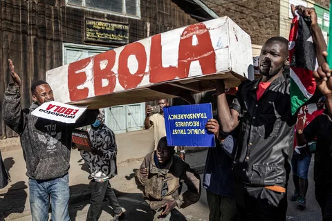 Para demonstran membawa peti mati tiruan saat berunjuk rasa menentang pembangunan pusat karantina Ebola yang didukung Amerika Serikat di Nanyuki, Kenya, Selasa (9/6/2026).