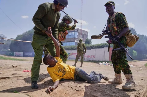 Seorang demonstran ditangkap oleh polisi anti huru hara selama demonstrasi menentang rencana pembangunan pusat karantina Ebola oleh Amerika Serikat di Pangkalan Udara Laikipia di Nanyuki, Kenya, Selasa (9/6/2026).