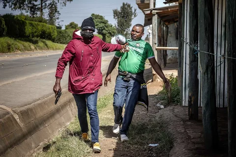 Seorang demonstran ditangkap oleh seorang petugas polisi Kenya berpakaian preman saat unjuk rasa menentang pembangunan pusat karantina Ebola yang didukung Amerika Serikat di Nanyuki, Kenya, Selasa (9/6/2026).
