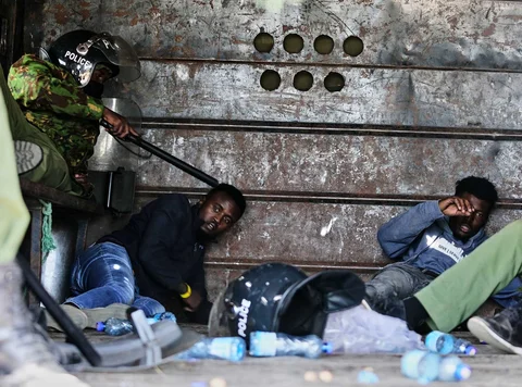 Para pengunjuk rasa ditangkap oleh polisi anti huru hara selama demonstrasi menentang rencana pembangunan pusat karantina Ebola oleh Amerika Serikat di Pangkalan Udara Laikipia di Nanyuki, Kenya, Selasa (9/6/2026).