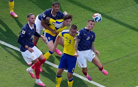 Pemain Swedia Gustaf Lagerbielke  berebut bola dengan pemain Prancis  Lucas Digne dari selama pertandingan sepak bola babak 32 besar Piala Dunia di East Rutherford, N.J., dekat New York, Selasa, (30/06/2028).