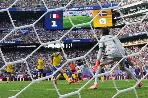 Pemain Prancis Bradley Barcola saat mencetak gol melewati kiper Swedia Jacob Widell Zetterstrom selama pertandingan sepak bola babak 32 Piala Dunia antara Prancis dan Swedia di East Rutherford, N.J., dekat New York, Selasa, (30/06/2028).