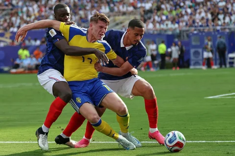Pemain Swedia Viktor Gyokeres, berebut bola dengan pemain Prancis Dayot Upamecano, dan William Saliba selama pertandingan sepak bola babak 32 besar Piala Dunia antara Prancis dan Swedia di East Rutherford, N.J., dekat New York, (30/06/2028).