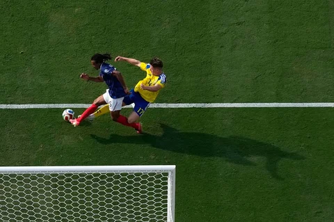 Pemain Prancis Jules Kound&eacute; menjaga bola dari pemain Swedia Viktor Gy&ouml;keres selama pertandingan sepak bola babak 32 Piala Dunia antara Prancis dan Swedia di East Rutherford, N.J., dekat New York, Selasa, (30/06/2028).