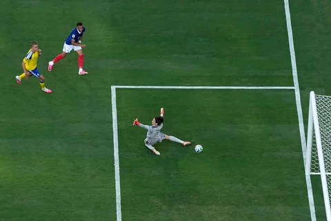 Pemain Prancis Kylian Mbapp&eacute;  saat  mencetak gol melawan kiper Swedia Jacob Widell selama pertandingan sepak bola babak 32 Piala Dunia antara Prancis dan Swedia di East Rutherford, N.J., dekat New York, Selasa, (30/06/2028).
