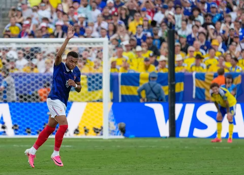 Pemain Prancis Kylian Mbappe bereaksi saat meninggalkan lapangan selama pertandingan sepak bola babak 32 besar Piala Dunia antara Prancis dan Swedia di East Rutherford, N.J., dekat New York, Selasa, (30/06/2026).