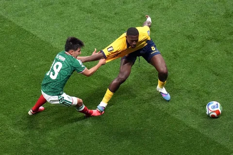 Pemain Meksiko Gilberto Mora berebut bola dengan pemain Ekuador Anthony Valencia selama pertandingan sepak bola babak 32 Piala Dunia antara Meksiko dan Ekuador di Mexico City, Selasa, (30/06/2026).
