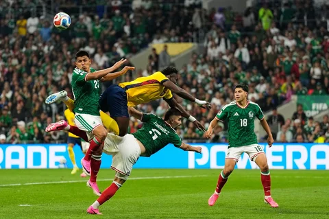 Pemain Meksiko Jesus Gallardo melompat untuk merebut bola dengan pemain Ekuador Jordy Caicedo selama pertandingan sepak bola babak 32 besar Piala Dunia di Mexico City, Selasa, (30/06/2026).