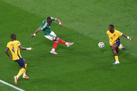 Pemain Meksiko Julian Quinones mencetak gol pertama melewati  pemain Ekuador  Willian Pacho  selama pertandingan sepak bola babak 32 Piala Dunia antara Meksiko dan Ekuador di Mexico City, Selasa, (30/06/2026).