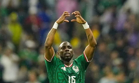 Pemain Meksiko Julian Quinones melakukan selebrasi usai mencetak gol pertama timnya selama pertandingan sepak bola babak 32 Piala Dunia antara Meksiko dan Ekuador di Mexico City, Selasa, (30/06/2026).