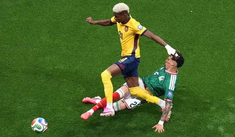Pemain Meksiko Jorge Sanchez  terjatuh saat  berebut bola dengan pemain Ekuador Nilson Angulo selama pertandingan sepak bola babak 32 Piala Dunia antara Meksiko dan Ekuador di Mexico City, Selasa, (30/06/2026).