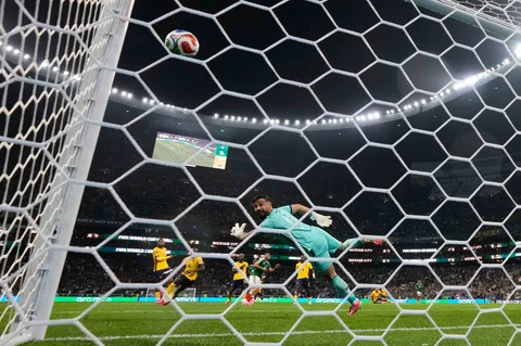 Pemain meksiko Raul Jimenez mencetak gol melewati kiper Ekuador Hernan Galindez selama pertandingan sepak bola babak 32 Piala Dunia antara Meksiko dan Ekuador di Mexico City, Selasa, (30/06/2026).