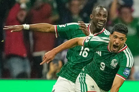 Pemain Meksiko Raul Jimenez merayakan gol kedua bersama Julian Quinones selama pertandingan sepak bola babak 32 Piala Dunia antara Meksiko dan Ekuador di Mexico City, Selasa, (30/06/2026).