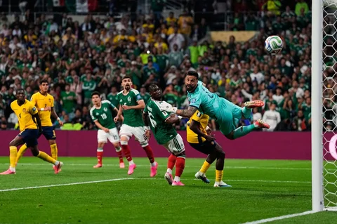 Kiper Ekuador Hernan Galindez, mengamati tendangan Gilberto Mora dari Meksiko yang meleset ke gawang selama pertandingan sepak bola babak 32 besar Piala Dunia di Mexico City, Selasa, (30/06/2026).