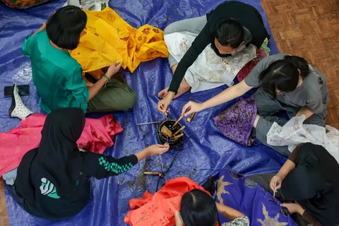Peserta mengikuti pelatihan seni membatik di Gedung Pusat Pelatihan Seni Budaya (PPSB) Muhammad Mashabi di Jalan KH Mas Mansyur, Kebon Melati, Tanah Abang, Jakarta Pusat, Rabu (1/07/2026).
