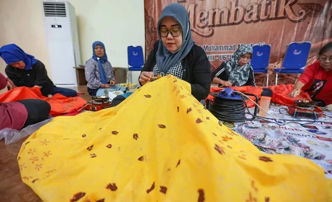 Peserta mengikuti pelatihan seni membatik di Gedung Pusat Pelatihan Seni Budaya (PPSB) Muhammad Mashabi di Jalan KH Mas Mansyur, Kebon Melati, Tanah Abang, Jakarta Pusat, Rabu (1/07/2026).