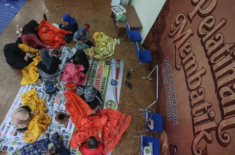 Peserta mengikuti pelatihan seni membatik di Gedung Pusat Pelatihan Seni Budaya (PPSB) Muhammad Mashabi di Jalan KH Mas Mansyur, Kebon Melati, Tanah Abang, Jakarta Pusat, Rabu (1/07/2026).