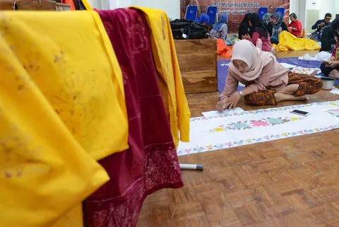 Peserta mengikuti pelatihan seni membatik di Gedung Pusat Pelatihan Seni Budaya (PPSB) Muhammad Mashabi di Jalan KH Mas Mansyur, Kebon Melati, Tanah Abang, Jakarta Pusat, Rabu (1/07/2026).