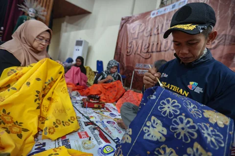 Peserta mengikuti pelatihan seni membatik di Gedung Pusat Pelatihan Seni Budaya (PPSB) Muhammad Mashabi di Jalan KH Mas Mansyur, Kebon Melati, Tanah Abang, Jakarta Pusat, Rabu (1/07/2026).