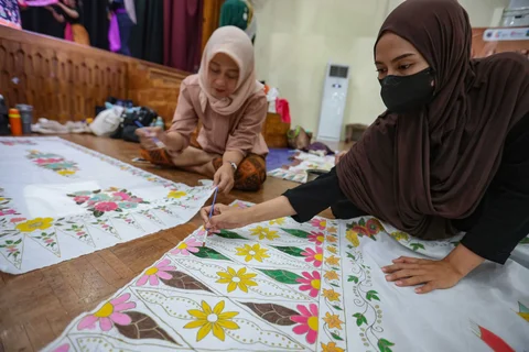 Peserta mengikuti pelatihan seni membatik di Gedung Pusat Pelatihan Seni Budaya (PPSB) Muhammad Mashabi di Jalan KH Mas Mansyur, Kebon Melati, Tanah Abang, Jakarta Pusat, Rabu (1/07/2026).