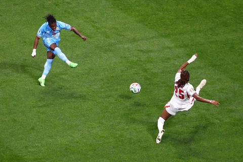 Pemain Kongo Brian Cipenga mencetak gol selama pertandingan sepak bola babak 32 Piala Dunia antara Inggris dan Kongo di Atlanta, Rabu, (01/07/2026).