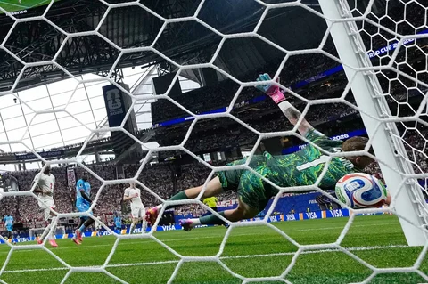 Kiper Inggris Jordan Pickford kebobolan gol tendangan pemain Kongo Brian Cipenga selama pertandingan sepak bola babak 32 besar Piala Dunia antara Inggris dan Kongo di Atlanta, Rabu, (01/07/2026). <br />AP Photo/Erik S. Lesser
