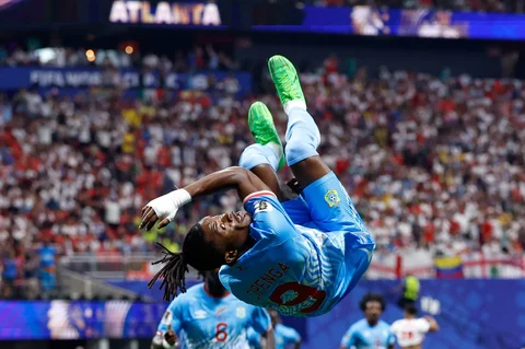 Pemain Kongo Brian Cipenga melakukan selebrasi setelah mencetak gol pertama selama pertandingan sepak bola babak 32 besar Piala Dunia antara Inggris dan Kongo di Atlanta, Rabu, (01/07/2026).
