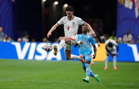 Pemain Inggris Declan Rice melompat untuk merebut bola di depan pemain Kongo Brian Cipenga selama pertandingan sepak bola babak 32 Piala Dunia antara Inggris dan Kongo di Atlanta, Rabu, (01/07/2026).