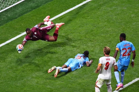 Kiper Kongo Lionel Mpasi melakukan penyelamatan saat pertandingan sepak bola babak 32 Piala Dunia antara Inggris dan Kongo di Atlanta, Rabu, (01/07/2026).