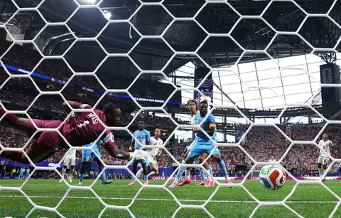 Pemain Inggris Harry Kane menyundul bola untuk mencetak gol pertama timnya selama pertandingan babak 32 Besar Piala Dunia FIFA 2026 antara Inggris dan Kongo di Stadion Atlanta di Atlanta, Georgia, Rabu, (01/07/2026).