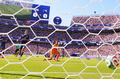 Kiper Bosnia Nikola Vasilj  dan rekan-rekan setimnya menoleh ke belakang saat pemain Amerika Serikat Folarin Balogun mencetak gol pertama selama pertandingan sepak bola babak 32 besar Piala Dunia antara Amerika Serikat dan Bosnia di Santa Clara, California, dekat San Francisco, (01/07/2026).