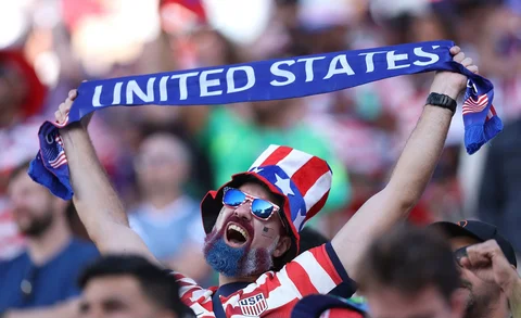 Suporter Amerika Serikat menunjukkan dukungan untuk timnya dengan mengangkat syal selama pertandingan babak 32 besar Piala Dunia FIFA 2026 antara AS dan Bosnia di Stadion San Francisco Bay Are, Santa Clara, California, Rabu, (01/07/2026).