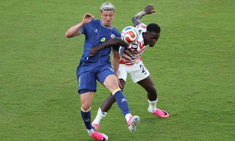 Pemain Amerika Serikat Folarin Balogun melakukan pelanggaran terhadap pemain Bosnia Tarik selama pertandingan babak 32 besar Piala Dunia FIFA 2026 antara AS dan Bosnia di Stadion San Francisco Bay Are, Santa Clara, California, Rabu, (01/07/2026).