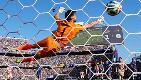 Pemain Amerika Serikat Malik Tillman mencetak gol kedua selama pertandingan sepak bola babak 32 Piala Dunia antara Amerika Serikat dan Bosnia di Santa Clara, California, dekat San Francisco, Rabu, (01/07/2026).