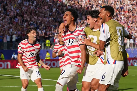Pemain Amerika Serikat Malik Tillman merayakan golnya melalui tendangan bebas bersama rekan satu timnya selama pertandingan sepak bola babak 32 besar Piala Dunia antara Amerika Serikat dan Bosnia di Santa Clara, California, dekat San Francisco, Rabu, (01/07/2026).