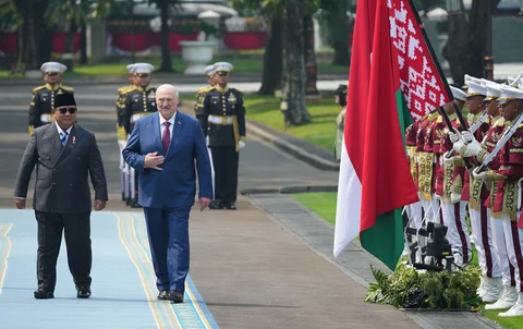 Presiden Prabowo Subianto  bersama Presiden Belarus Alexandr Lukashenko  memeriksa pasukan di Istana Merdeka, Jakarta, Kamis (02/07/2026).<br />AP Photo/Tatan Syuflana
