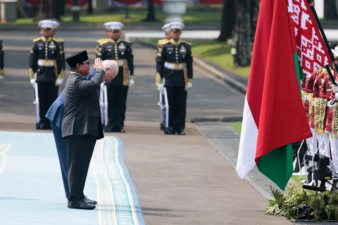 Presiden Prabowo Subianto  bersama Presiden Belarus Alexandr Lukashenko  memeriksa pasukan di Istana Merdeka, Jakarta, Kamis (02/07/2026).<br />AP Photo/Tatan Syuflana