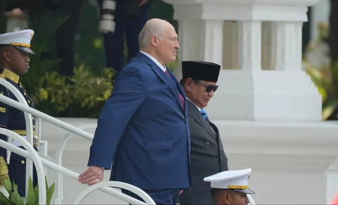 Presiden Prabowo Subianto  bersama Presiden Belarus Alexandr Lukashenko  memeriksa pasukan di Istana Merdeka, Jakarta, Kamis (02/07/2026).<br />AP Photo/Tatan Syuflana
