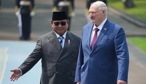 Presiden Prabowo Subianto  bersama Presiden Belarus Alexandr Lukashenko  memeriksa pasukan di Istana Merdeka, Jakarta, Kamis (02/07/2026).<br />AP Photo/Tatan Syuflana