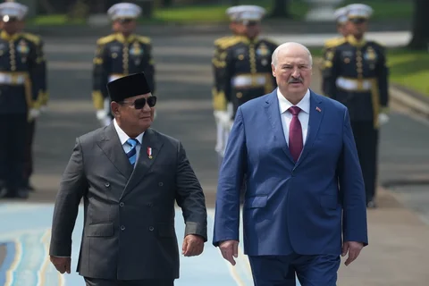 Presiden Prabowo Subianto  bersama Presiden Belarus Alexandr Lukashenko  memeriksa pasukan di Istana Merdeka, Jakarta, Kamis (02/07/2026).<br />AP Photo/Tatan Syuflana