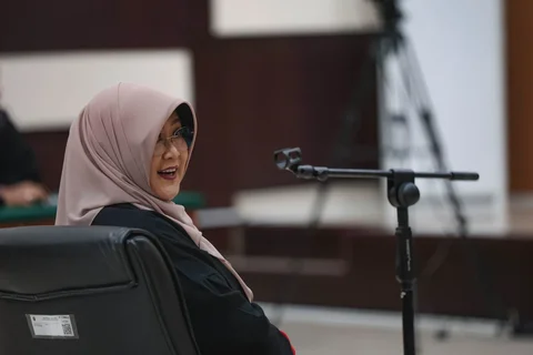 dr Tifauzia Tyassuma atau dikenal dokter Tifa  saat mengikuti sidang  pembacaan dakwaan perkara dugaan pencemaran nama baik terkait tudingan ijazah palsu Presiden ke-7 RI Joko Widodo di Pengadilan Negeri Jakarta Timur, Kamis (02/07/2026),