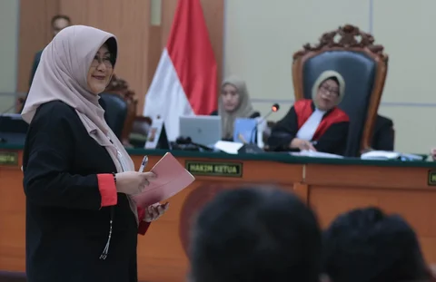 dr Tifauzia Tyassuma atau dikenal dokter Tifa  saat mengikuti sidang  pembacaan dakwaan perkara dugaan pencemaran nama baik terkait tudingan ijazah palsu Presiden ke-7 RI Joko Widodo di Pengadilan Negeri Jakarta Timur, Kamis (02/07/2026),
