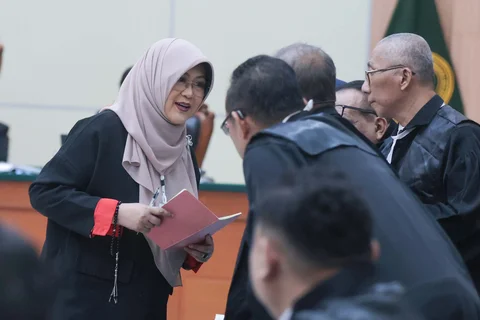dr Tifauzia Tyassuma atau dikenal dokter Tifa  saat mengikuti sidang  pembacaan dakwaan perkara dugaan pencemaran nama baik terkait tudingan ijazah palsu Presiden ke-7 RI Joko Widodo di Pengadilan Negeri Jakarta Timur, Kamis (02/07/2026),